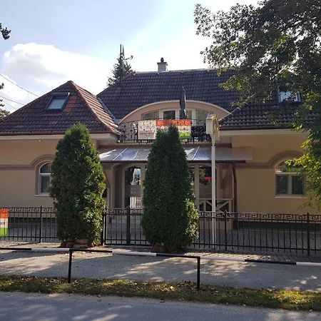 The Corner House Panzio 호텔 터터 외부 사진