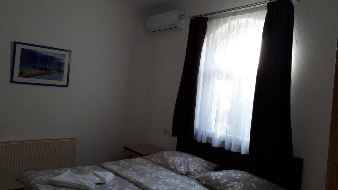 The Corner House Panzio 호텔 터터 외부 사진