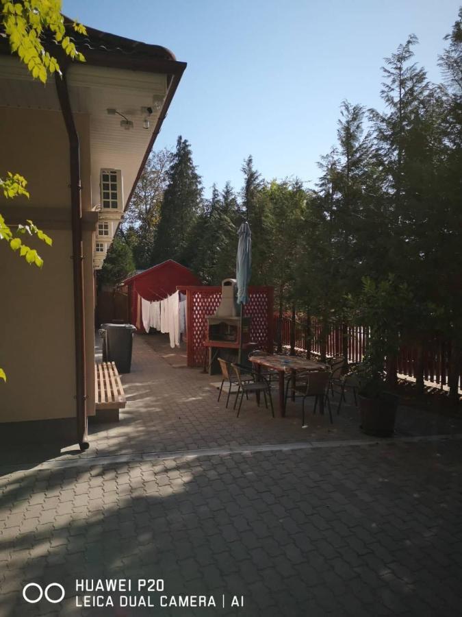 The Corner House Panzio 호텔 터터 외부 사진