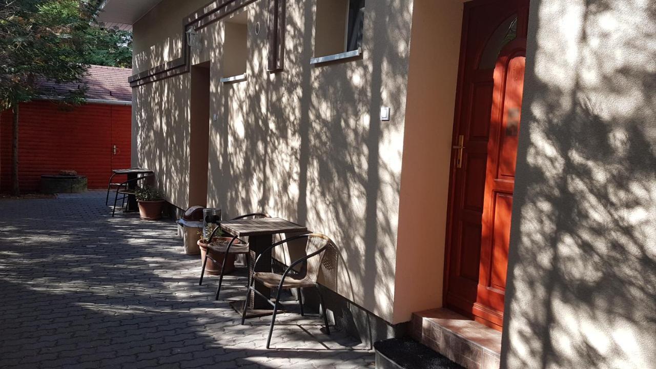 The Corner House Panzio 호텔 터터 외부 사진